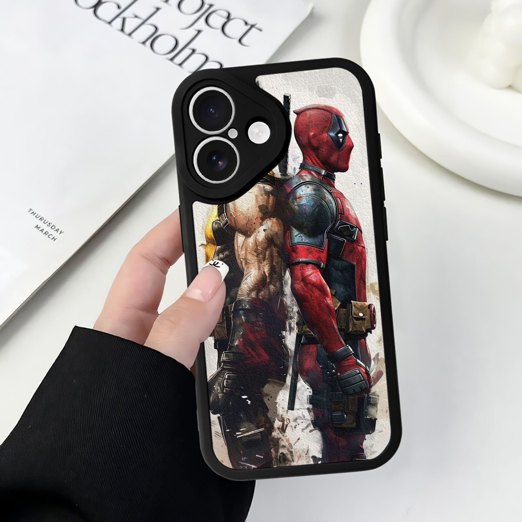 （画像用） Deadpool デッドプール 【iPhone 16シリーズ対応】シリコンスマホケース（レザー調） 材質：シリコン